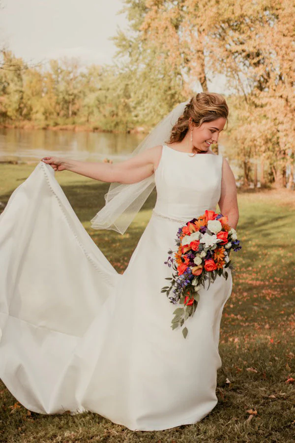 Vestidos de novia sencillos de satén con escote barco, sin mangas y corte A con cuentas